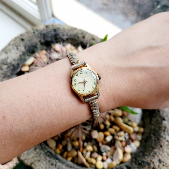 Vintage Timex Silver & Gold Classic Stretch Watch - Picture 1 of 8